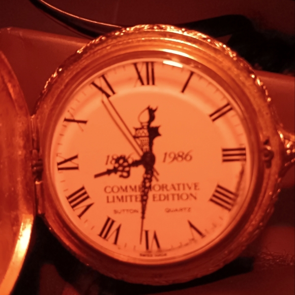 Goldtone 1986 Statue of Liberty Eagle Limited Edition Commemorative Pocket Watch - Picture 4 of 5